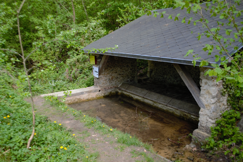 Photographie du lavoir de la source aux fées orientée Sud.